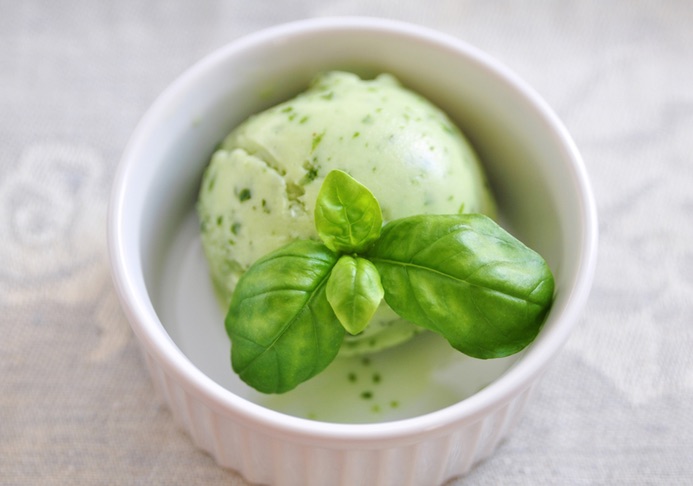 Helado vegano de albahaca