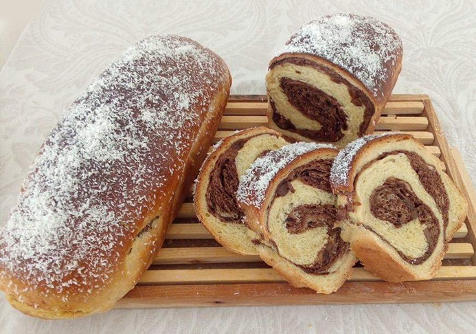 Panettone con crema de nueces y algaroba 