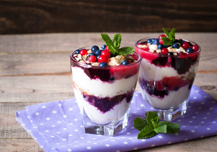 Vasitos de yogur de almendra, granola y frutos rojos