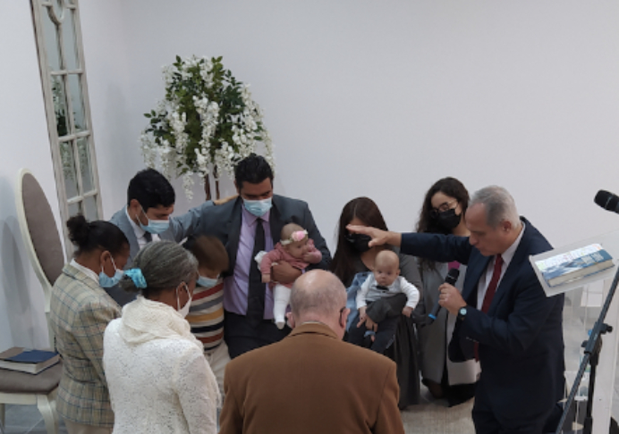 Presentan a Nathan y Amaia en la iglesia de Gerona