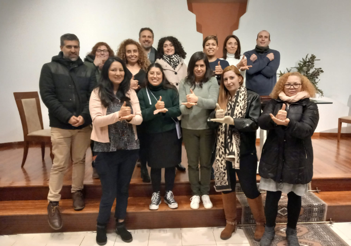 Stefani Benavides, intérprete LSE, visita la iglesia de Vigo