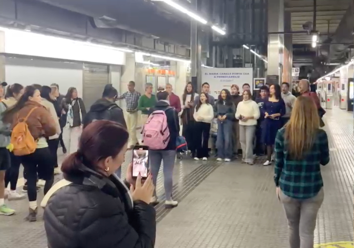 Cantando el «Padre Nuestro» en el metro de Barcelona