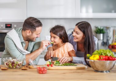 Familia cocina publicidad