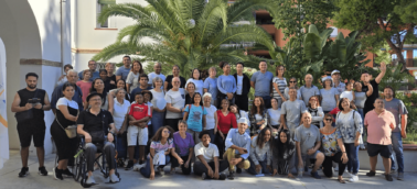 Foto grupal: todos los participantes juntos, mostrando la diversidad y unidad de las familias presentes.