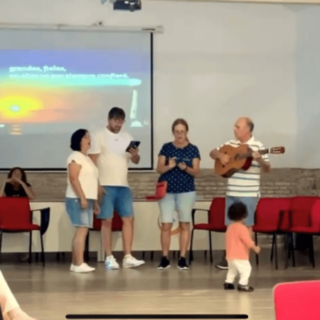 Alabanzas: momentos de canto y adoración que llenaron el ambiente de gozo.