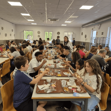 Comedor compartido: instantes de fraternidad mientras se compartían los alimentos.