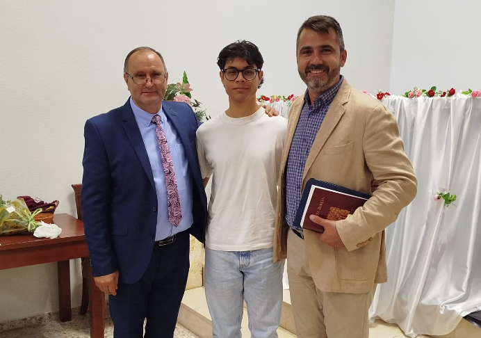 Lázaro se bautiza en la iglesia de Maranatha-Elche