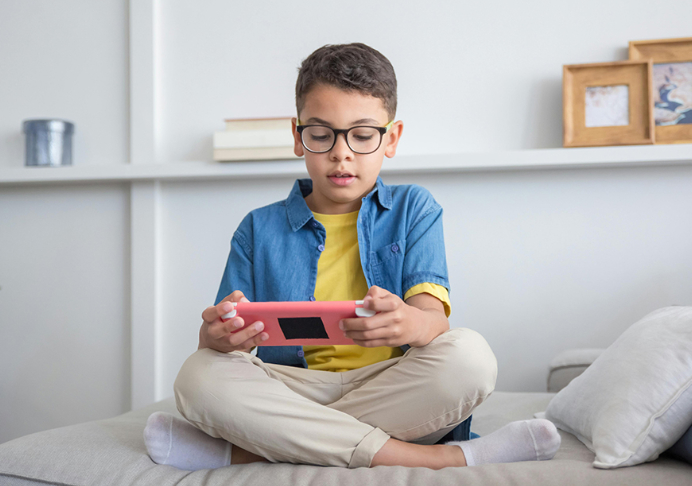La exposición a pantallas altera el desarrollo infantil
