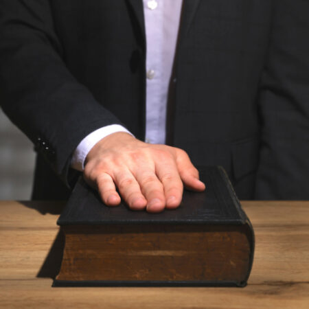 Entre ídolos e ideologías: el evangelio frente a la política