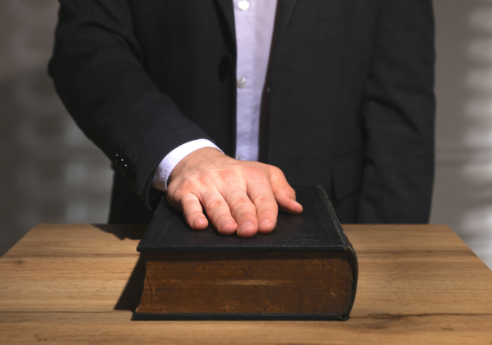 Entre ídolos e ideologías: el evangelio frente a la política