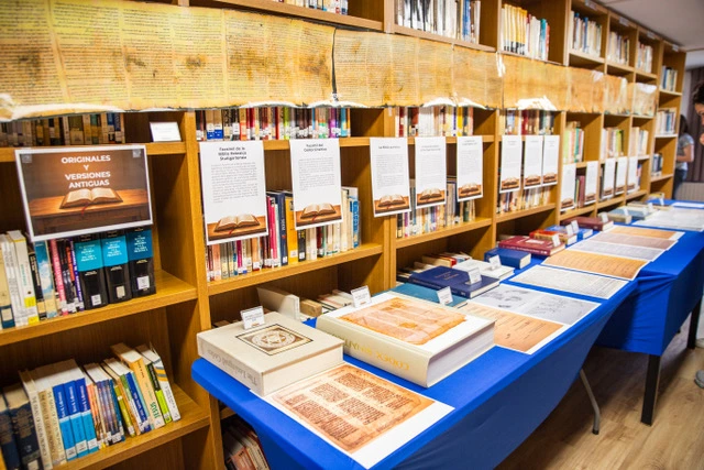 Exposición de biblias en el CAMPUS