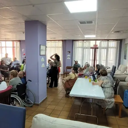 Sonrisas de los abuelos durante la visita de AE Toledo