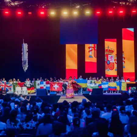 Banderas de más de 50 países en el Congreso AYC26 Valencia