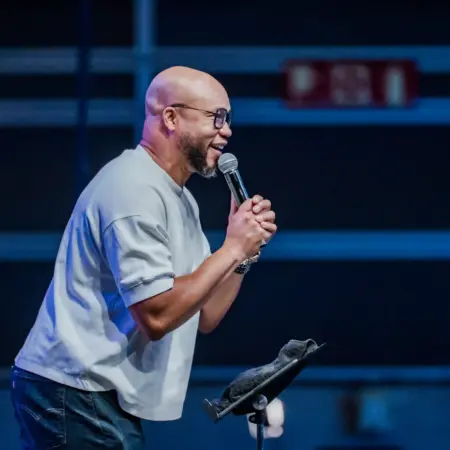 Pastor Damian Chandler predicando en AYC26 Valencia