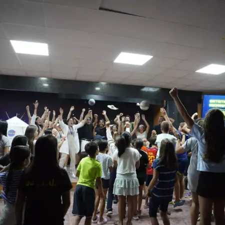 Niños del Campamento de Tizones alcanzando las estrellas