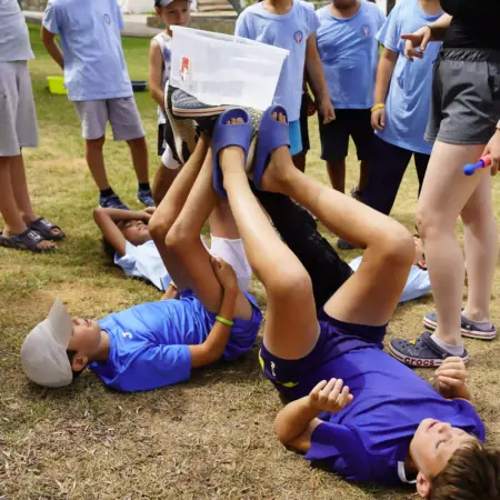 Niños participando en la gymkana JAE