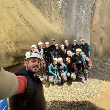 Vía ferrata durante el campamento Sin Fronteras en los Pirineos