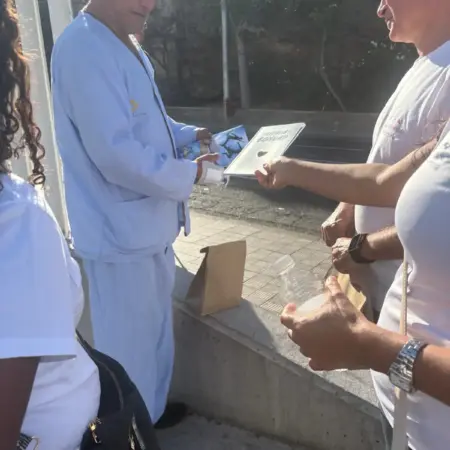Repartiendo literatura hospital_resultado