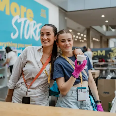 Voluntarios españoles en labores de acogida de AYC26