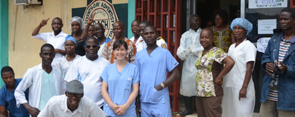 Ex-alumnos de Loma Linda brindan atención médica en región afectada por el Ébola