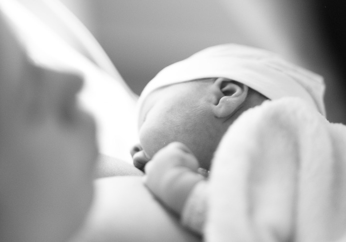 ¿Por qué es importante el inicio de la lactancia materna en la primera hora de vida?