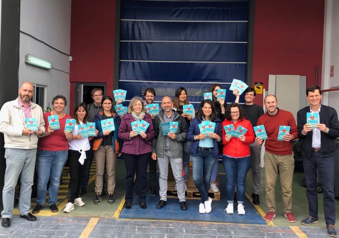 Los empleados de Safeliz reparten 5000 libros en Colmenar Viejo