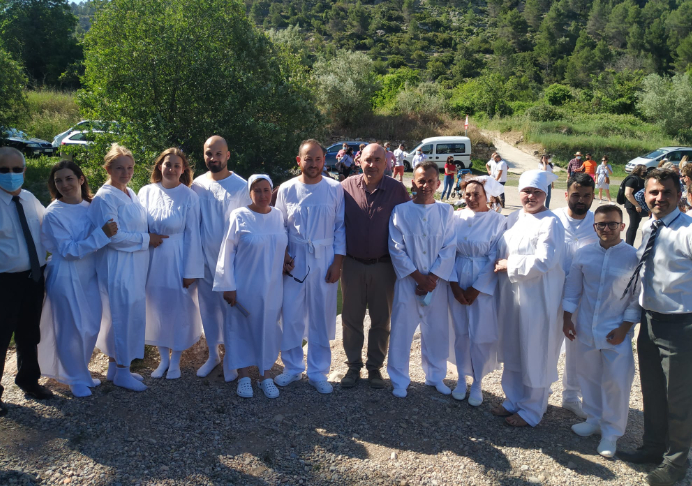 12 personas se bautizan en el río Mijares de Arañuel (Castellón)