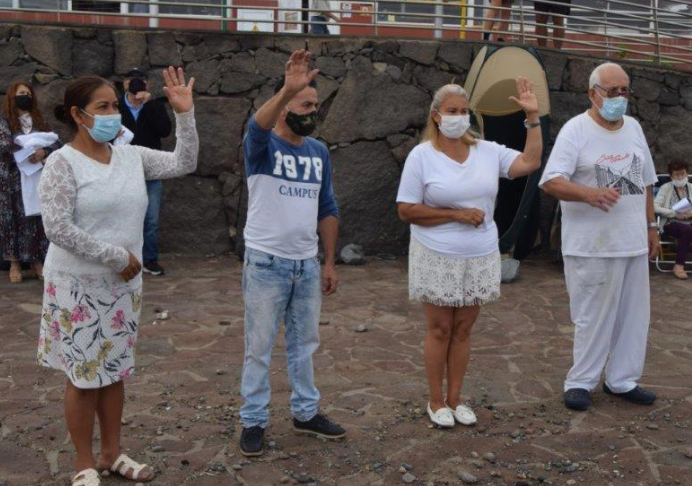 Cuatro personas se bautizan en Las Palmas