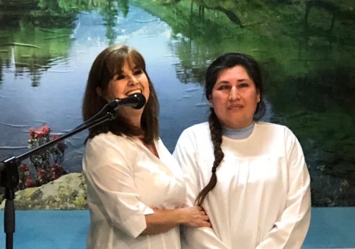 Claudia se bautiza en La Línea
