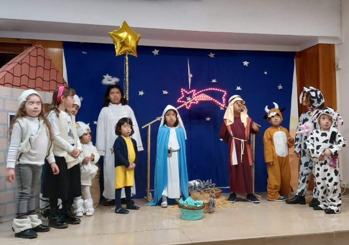 Niños honran a Jesús en Badalona