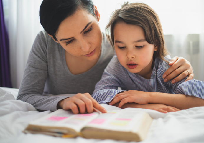 La importancia de leer la Biblia a nuestros hijos